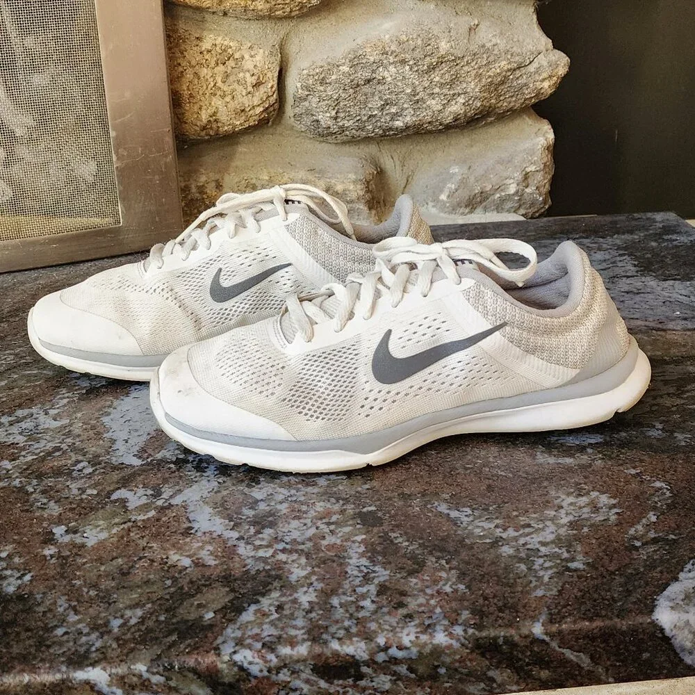 Nike 807333-100 In-Season 5 Training Sneakers Size 6